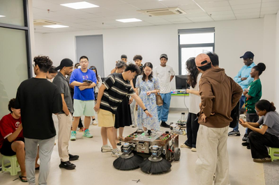 國際師生沉浸式體驗(yàn)具身智能AI科技，感知中國創(chuàng)新力量